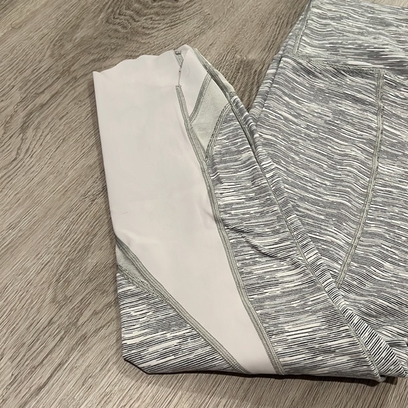 Lululemon WUnder Leggings. Size 8. Length 25” - Picture 2 of 3